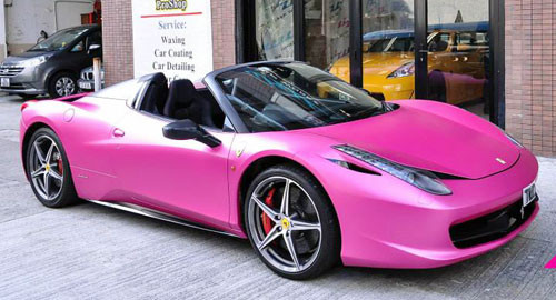 Ferrari 458 Spider màu hồng quyến rũ được coi là siêu phẩm tuyệt đẹp của hãng xe nổi tiếng Ferrari. Xe trang bị động cơ 4,5 lít V8 công suất 570 mã lực tại vòng tua máy 9.000 vòng/phút và mô-men xoắn cực đại 540 Nm tại 6.000 vòng/phút. Hộp số ly hợp kép 7 cấp. Mức tiêu hao nhiên liệu mà nhà cung cấp đưa ra khoảng 11,8 lít/100 km. Tại Mỹ, Ferrari 458 Spider có giá 258.000 USD.
