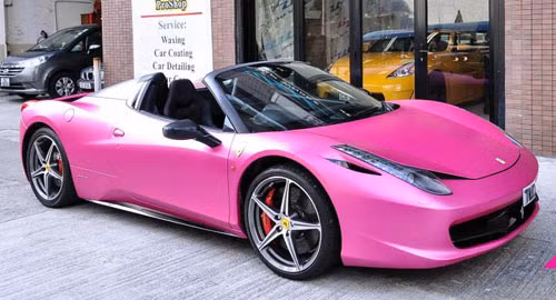 Ferrari 458 Spider màu hồng quyến rũ được coi là siêu phẩm tuyệt đẹp của hãng xe nổi tiếng Ferrari. Xe trang bị động cơ 4,5 lít V8 công suất 570 mã lực tại vòng tua máy 9.000 vòng/phút và mô-men xoắn cực đại 540 Nm tại 6.000 vòng/phút. Hộp số ly hợp kép 7 cấp. Mức tiêu hao nhiên liệu mà nhà cung cấp đưa ra khoảng 11,8 lít/100 km. Tại Mỹ, Ferrari 458 Spider có giá 258.000 USD.