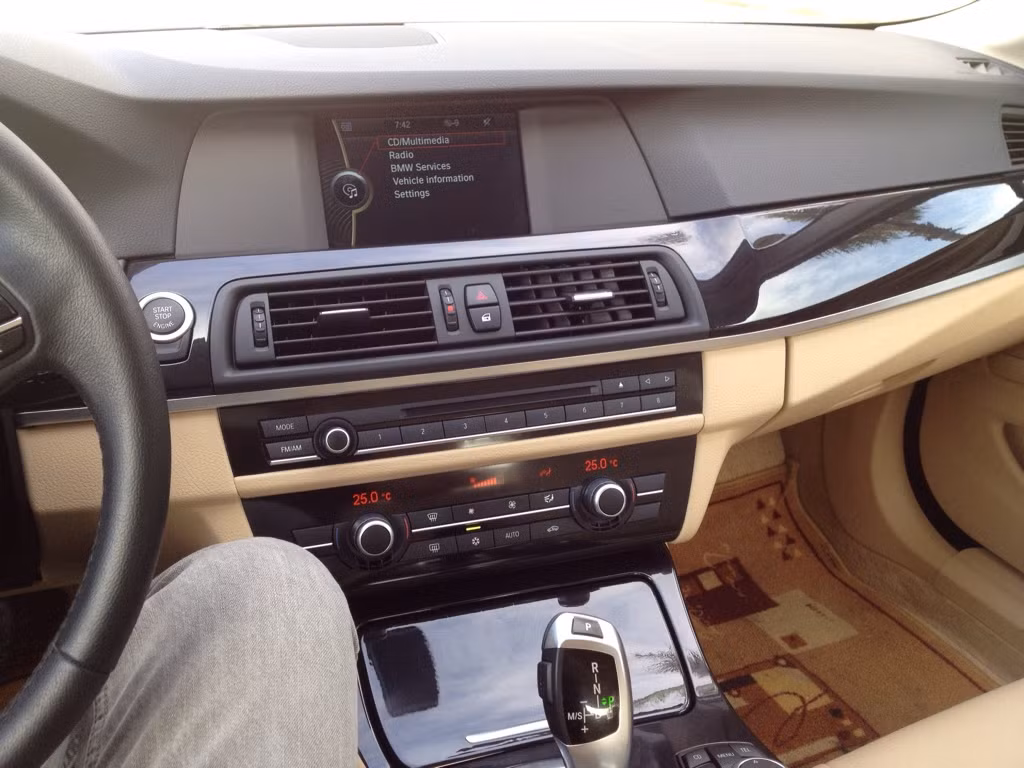 523i sử dụng hệ thống tái sinh năng lượng phanh, hệ thống kiểm soát cự ly đỗ xe công nghệ tiết kiệm nhiên liệu, cải tiến BMW efficlentDinamics.