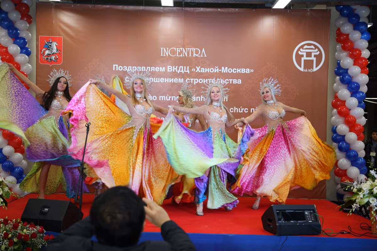 Ngày khai trương Trung tâm cũng được đánh dấu bằng một chương trình nghệ thuật sôi động, hấp dẫn và chất lượng với sự tham gia của các nghệ sĩ hai nước.