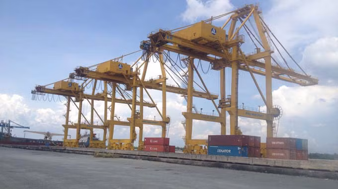 Cảng Phú Hữu đã xây dựng hoàn chỉnh hệ thống cầu cảng dạng bến nhô dài 320 m, rộng 33 m, 3 cần cẩu loại lớn cùng một số hạng mục như đá bảo vệ, đường nội bộ, bãi container, bãi hàng tổng hợp, nhà văn phòng, nhà kho, nhà xưởng...