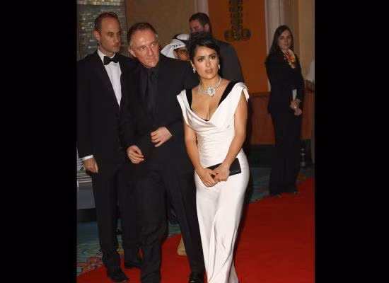 Nữ diễn viên được đề cử giải Oscar Salma Hayek đã đính hôn với Francois Henri Pinault năm 2007 nhưng chấm dứt mối quan hệ năm 2008. Sau đó, họ quay lại và kết hôn vào đúng ngày lễ tình nhân năm 2009. Pinault là giám đốc điều hành của nhà bán lẻ cao cấp của Pháp PPR SA, công ty sở hữu nhiều thương hiệu nổi tiếng như: Gucci, Yves Saint Laurent và Puma.
