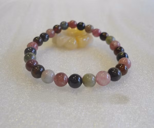 Những chiếc vòng tay ngọc hồng lục bảo phong thủy cũng được nhiều người tìm mua bởi giá trị và ý nghĩa của nó. Chuỗi ngọc hồng lục bảo này có giá trên 2 triệu đồng.