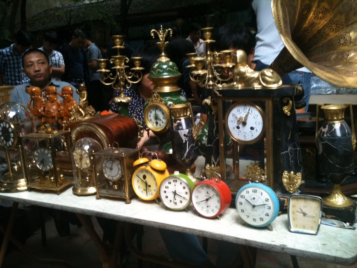 Anh Kiều Quốc Khánh (Chủ nhiệm Câu lạc bộ Thư pháp Hà Nội), "chủ chợ" phiên chợ đồ xưa cho biết, phiên chợ được mở ra không khác một diễn đàn, quy tụ dân ham mê đồ cổ về đây thảo luận, thẩm định chất lượng của các món đồ. Ban đầu, chợ được họp 2 tuần một lần, nhưng do khách ngày càng đông nên chuyển qua họp mỗi tuần một lần. Đa phần, các món đồ ở đây đều có giá từ vài trăm nghìn đồng đến vài triệu, thậm chí vài chục triệu đồng.