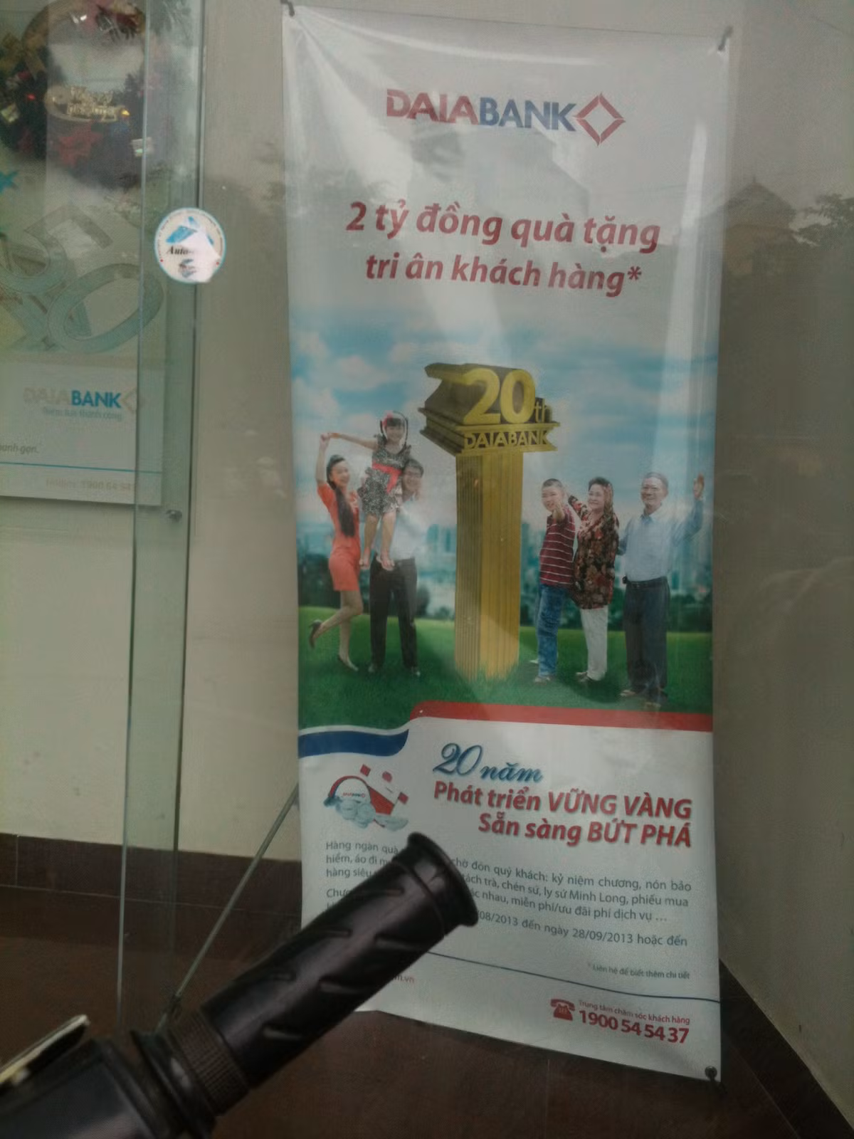 Banner một chương trình khuyến mại, tri ân khách hàng của DaiABank đơợc treo ngay cửa ra vào tại phòng giao dịch số 34 Nguyễn Thị Định.