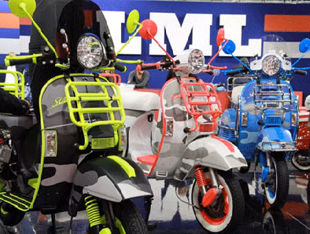 Hãng LML của Ấn Độ từng bắt tay với Piaggio để sản xuất các mẫu xe Vespa được Piaggio nhượng bản quyền. Dòng Star với kiểu dáng tương tự Vespa PX là một trong những sản phẩm nổi bật của sự liên kết này. Đây được xem là mẫu xe Vespa màu mè nhất.