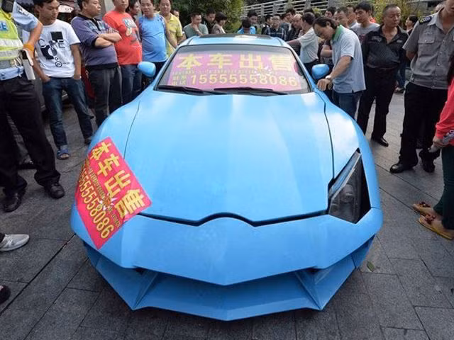 Trong khi đó, cảnh sát Trung Quốc cũng thu giữ một chiếc xe Lamborghini Aventador màu xanh da trời trong một bãi đậu xe do không đủ biển số. Thực ra đây là chiếc Hyundai cũ, được chủ nhân của nó nhái lại thành Lamborghini với mục đích làm để bán xe.