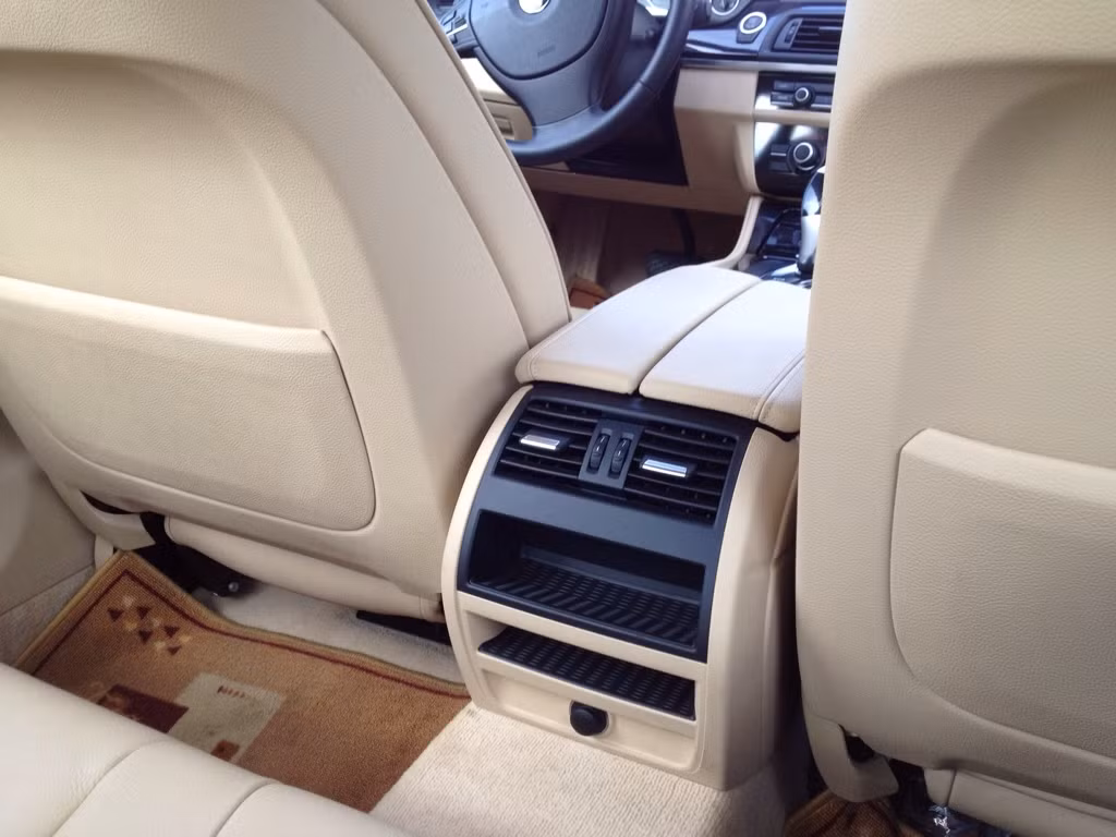 Xe trang bị nội thất da, ghế trước điều khiển điện, hệ thống 6 túi khí, vô-lăng tích hợp đa chức năng, hệ thống điều khiển bằng giọng nói.