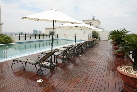 Tòa nhà còn có bể bơi miễn phí cho cư dân và khu thể thao tầng thượng, quầy bar Vip phục vụ khách thuê căn hộ. Được biết, giá thuê căn hộ ở đây cũng trên 1000 USD/tháng.