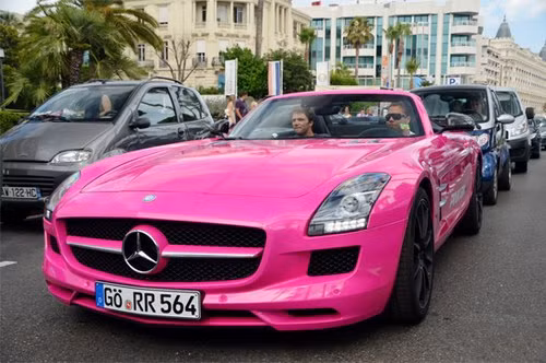 Mercedes SLS AMG độ màu hồng là sản phẩm của chính AMG, hãng độ riêng của Mercedes. SLS AMG được bán từ giữa năm 2010 tại châu Âu và đến Mỹ vào giữa năm 2011 với mức giá gần 200.000 USD. Mercedes SLS AMG Roadster bản tiêu chuẩn có công suất 571 mã lực, mô-men xoắn cực đại 650 Nm. Thời gian tăng tốc từ vị trí đứng im lên 100 km/h là 3,8 giây. Tốc độ tối đa 317 km/h.