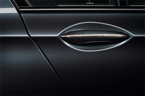 Ốp tay nắm cửa có sọc mạ crom đã được tháo ra và thay thế bằng bạc.