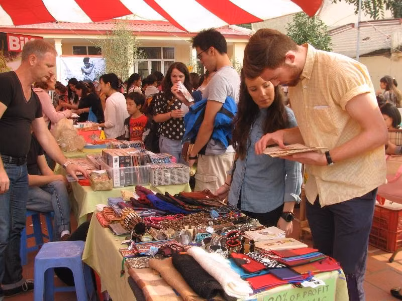 Nhiều khách Tây tỏ ra thích thú khi đi chợ phiên đồ cũ.