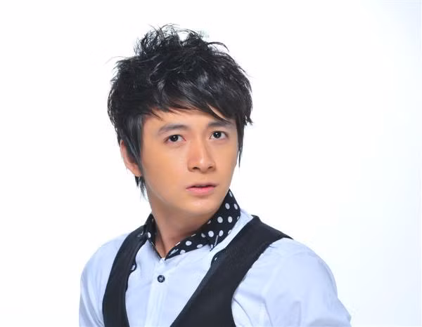 Trong một lần đi lưu diễn vào tháng 4/2010, chiếc xe chở ca sĩ Ngô Kiến Huy trên đường di chuyển về Hưng Yên lúc đêm khuya, bất ngờ đâm vào bùng binh khiến phần đầu xe nát toàn bộ. Mọi người trong xe đều bất tỉnh. Chàng ca sĩ là người duy nhất tỉnh táo và vội vã thoát khỏi xe để gọi cấp cứu cho cả ê kíp.