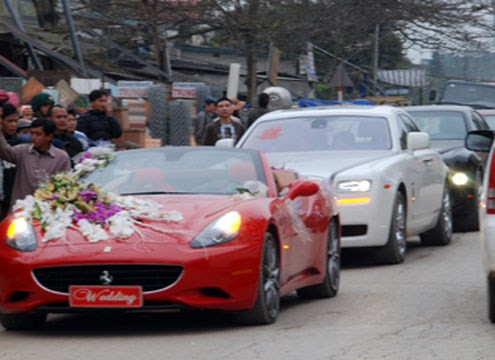 Dàn xe rước dâu siêu khủng trong đám cưới.