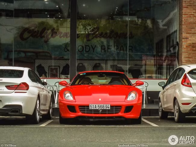 Chiếc thứ 2 là Ferrari 599 GTB Fiorano mang biển số 51A-568.94. Đây được coi là siêu xế thể thao đắt tiền, thiết kế đẹp nhất của hãng Ferrari, có giá khoảng 320.000 USD. Xe cũng đi kèm động cơ V12 nhưng có dung tích 6.0 lít, cho công suất tối đa 612 mã lực và mô-men xoắn cực đại 608 Nm tại 7.600 vòng/phút. Nhờ đó, Ferrari 599 GTB Fiorano có thể tăng tốc từ 0-100 km/h trong 3,7 giây trước khi đạt vận tốc tối đa trên 330 km/h.