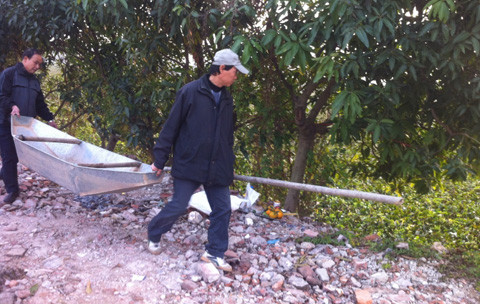 Gia đình mượn thuyền và mang theo dụng cụ tìm kiếm.