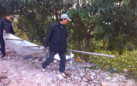 Gia đình mượn thuyền và mang theo dụng cụ tìm kiếm.