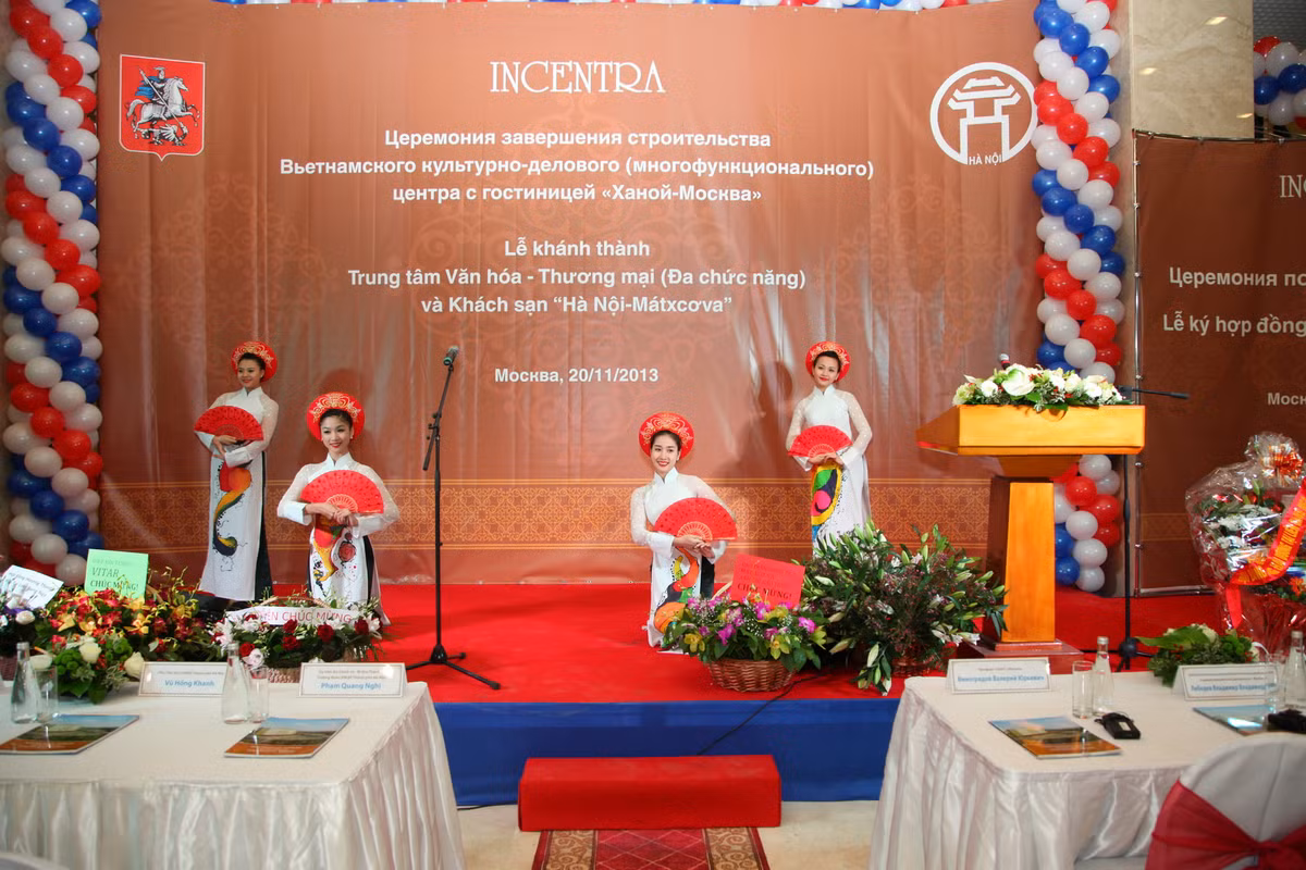 Đoàn Việt Nam với tiết mục đặc sắc.