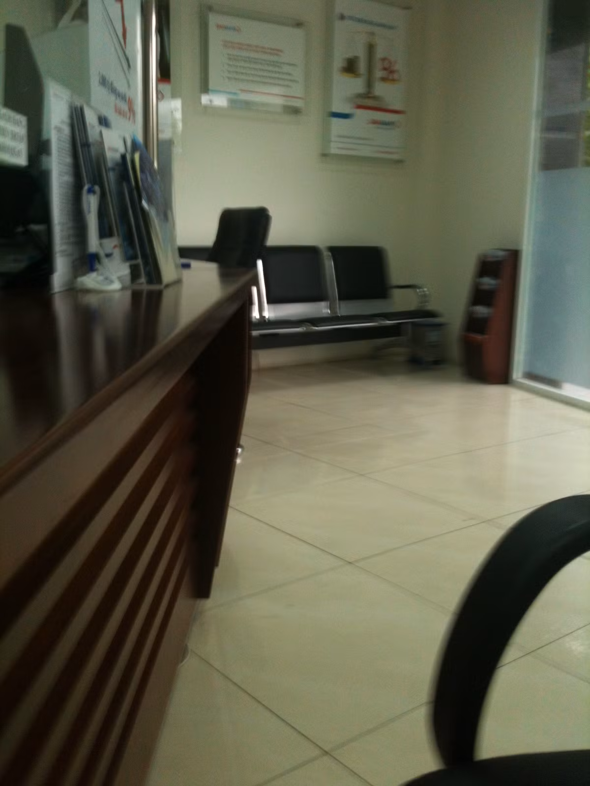 Dàn ghế khách hàng đợi khách đến giao dịch.