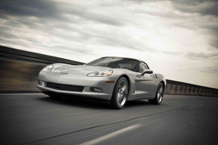 Với kiểu đèn hậu kép hình tròn ở mỗi bên, cùng cụm 4 ống xả mạ crôm sáng loáng nhô ra dưới gầm xe khiến C6 trông như một chiếc xe ô tô lắp động cơ phản lực trong các bộ phim viễn tưởng