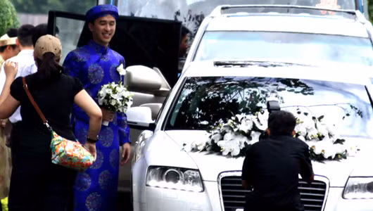 Không rình rang với siêu xe, chẳng thế mà trong đám cưới của mình, Louis Nguyễn lại rước dâu bằng chính chiếc xe mà cô dâu đang sở hữu. Nhiều người cho rằng, việc Louis Nguyễn "mượn" xe của Tăng Thanh Hà để đi đón dâu hẳn không phải là ở lí do tài chính. Có thể là cả hai cùng không muốn gây sự chú ý của dư luận, hướng tới sự đơn giản và nhẹ nhàng. Cũng có thể, Louis Nguyễn chọn Audi A6 chỉ bởi Tăng Thanh Hà là đại sứ của Audi tại Việt Nam.