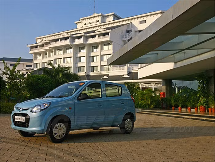 Trước đó, dòng xe giá bèo Maruti Alto 800 của Suzuki tại Ấn Độ cũng chính thức trình làng với 6 phiên bản cùng mức giá khởi điểm từ 4.613 USD, khoảng 90 triệu đồng. Alto 800 sử dụng động cơ dung tích 796cc 3 xi-lanh, 12 van có công suất 48 mã lực tại vòng tua 6.000 rpm và mô-men xoắn 69 Nm of torque @ 3500 rpm cùng hộp số sàn 5 cấp.