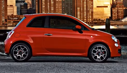 Fiat 500 Hatchback với động cơ 1,4 lít 4 xi-lanh thẳng hàng cũng chỉ "ăn" 6,4 lít/100 km đối với đường đô thị và 4,9 lít/100 km đối với đường trường.