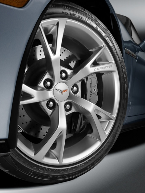 Khung gầm C6 tương tự như của chiếc xe thể thao Cadillac XLR, có độ cứng được gia cố. Sàn xe bằng composite, cabin tạo thành từ cấu trúc hợp kim, vì vậy cho dù bánh xe lớn hơn (bánh 18 inch phía trước và 19 inch phía sau), trang bị nội thất cầu kỳ hơn, C6 không nặng hơn đời trước của nó.