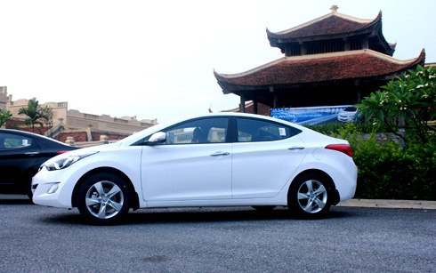 Với thân xe dốc xuống ở phía đuôi xe kết hợp cùng một đường cong vuốt nhọn dập nổi trên nắp cốp xe giống như đuôi cá nằm liền xe. Cụm đèn hậu kích thước lớn trải dọc đuôi xe trông khá thu hút.