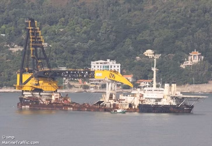 Wealthy Global (quốc tịch Vanuatu) là một trong những tàu cẩu lớn nhất thế giới hiện nay với xác tàu nặng 25.000 tấn, dài gần 200 m, rộng 50 m với cần cẩu có sức nâng 5.000 tấn. Trên tàu này còn có 2 sân bay trực thăng.