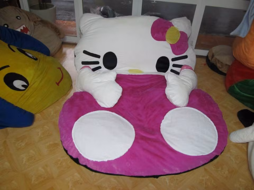 Mỗi chiếc giường thú bông thường dày từ 20 - 30 cm, có 4 kích thước từ 1,2 - 2,2 m, sau khi nhồi bông kích thước sẽ thay đổi co lại còn 1,1 - 2 m.