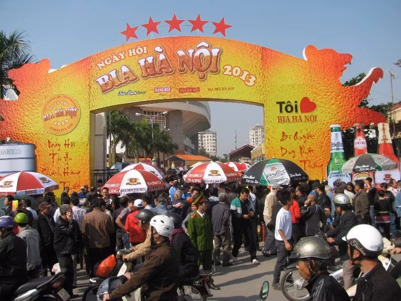 Ngay từ 9h (trước giờ khai mạc Ngày hội Bia Hà Nội 2013 do Tổng công ty cổ phần Bia - Rượu - Nước giải khát Hà Nội (Habeco) tổ chức), dòng người kéo đến tham dự tụ tập trước cổng Sân vận động Quần Ngựa đã rất đông. Ngày hội uống bia sẽ kéo dài tới 16h chiều nay, là cơ hội cho người dân Hà Nội cũng như người dân các vùng lân cận được thưởng thức bia miễn phí.