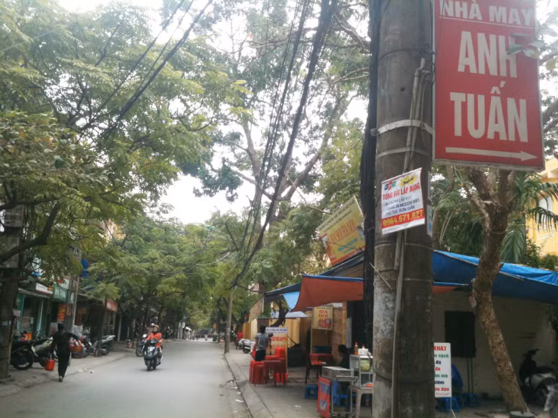 Quảng cáo lắp đặt mạng treo nhan nhản trên các cây cột điện ở khu tập thể Bắc Thành Công.