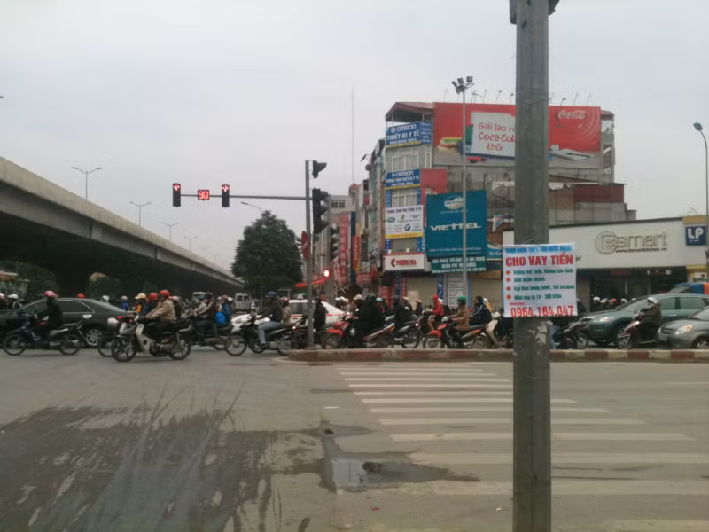 Một quảng cáo cho vay tiền khác "ôm" cột đèn tín hiệu giao thông tại ngã tư Lê Văn Lương - Khuất Duy Tiến.