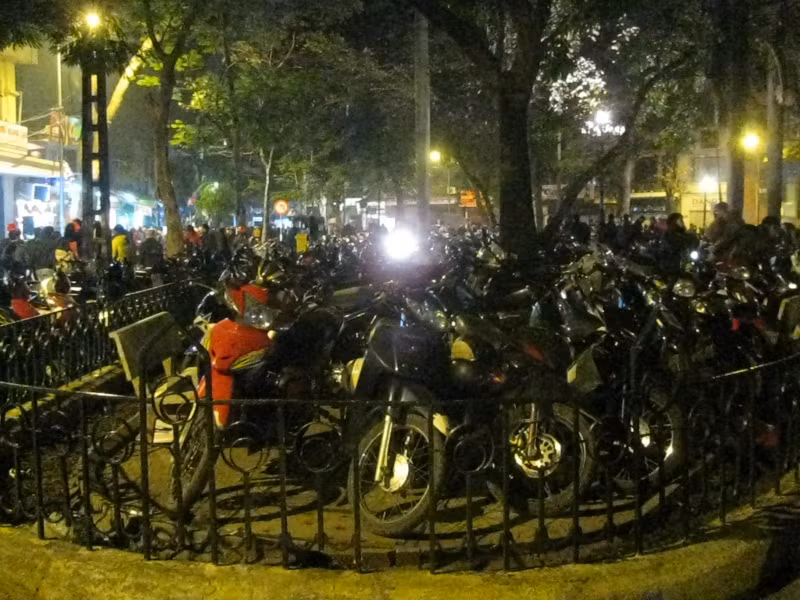 Một địa điểm trông giữ xe trên phố Nhà Chung chật kín xe tối 24/12. Ảnh: Minh Phương.