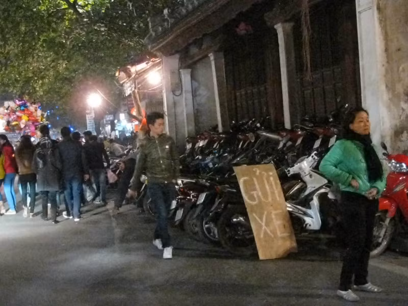 Một điểm trông giữ xe khác cạnh Hồ Hoàn Kiếm. Ảnh Minh Phương.