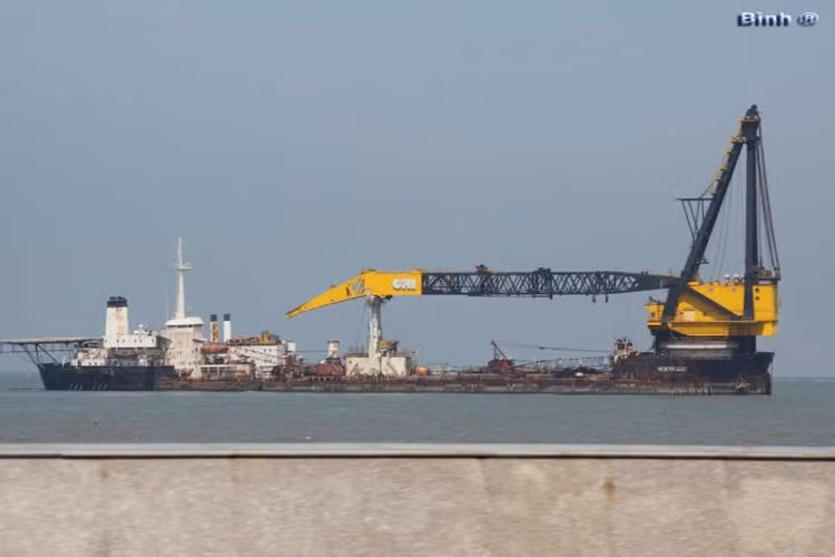 Trước khi bị mắc cạn tại khu vực bãi trước vùng biển Vũng Tàu, tàu này neo ở vùng biển Cần Giờ (TP.HCM) nhưng bị đứt neo, trôi dạt đến đây và mắc cạn từ tháng ngày 15/7/2010.