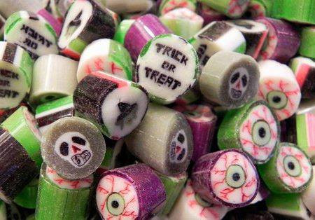 Dịp Haloween cũng là dịp mà những ý tưởng sáng tạo được phát huy nhất. Các hãng sản xuất đua nhau tung ra những sản phẩm vô cùng độc đáo. Những hộp kẹo handmade đủ màu sắc dành cho dịp Haloween cũng là một ví dụ.
