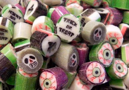 Dịp Haloween cũng là dịp mà những ý tưởng sáng tạo được phát huy nhất. Các hãng sản xuất đua nhau tung ra những sản phẩm vô cùng độc đáo. Những hộp kẹo handmade đủ màu sắc dành cho dịp Haloween cũng là một ví dụ.