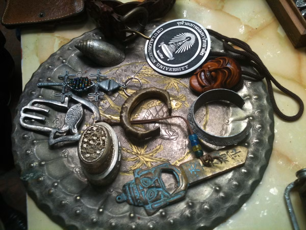 Những món đồ lưu niệm "độc" chỉ có ở phiên chợ đồ xưa.