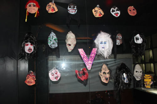 Những chiếc mặt nạ cũng không thể thiếu trong dịp Haloween. Đây cũng là món quà được nhiều bạn trẻ lựa chọn mua hoặc tặng cho nhau. Giá của mỗi chiếc mặt nạ từ 80 - 300.000 đồng.