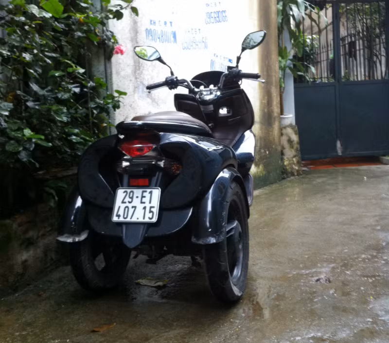 Anh Thắng cho biết: Gia đình anh hoàn toàn ủng hộ niềm đam mê của anh, thậm chí còn khuyến khích. Vợ anh luôn tạo mọi điều kiện để anh làm việc. Cậu con trai 9 tuổi thì thường xuyên lên ý tưởng, còn 2 cô con gái thì luôn quan tâm chăm sóc đến sức khỏe của bố. Trong ảnh là chiếc Honda PCX được anh Thắng "độ" trong thời gian gần đây.