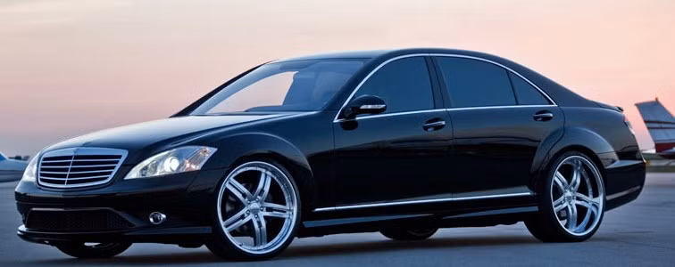 S-Class là một trong những chiếc sedan hạng sang bán chạy nhất mọi thời đại, được coi là lá cờ đầu của Mercedes-Benz. Đây là một chiếc xe đáng mơ ước của bất kỳ ai.