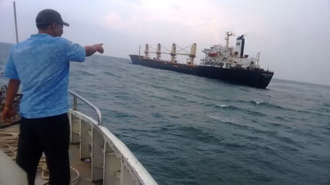 Trước đó, từ ngày 4/10, tàu Brirght Yoyal có 24 thuyền viên, gặp sự cố và mắc cạn tại khu vực biển cách Tây Bắc đảo Lý Sơn (Quảng Ngãi) khoảng 6 hải lý và có sự cố tràn dầu. Cục Cảnh sát biển đã chỉ đạo tàu CSB 9002 phối hợp với tàu An Hải 27 của Cảng vụ Hàng hải Quảng Ngãi triển khai các biện pháp lai dắt, kéo tàu, nhưng việc cứu hộ gặp nhiều khó khăn do thời tiết xấu, chỉ đưa được một số thuỷ thủ lên bờ. Tàu Brirght Royal tiếp tục trôi tự do vào vùng biển Bình Định, Phú Yên rồi đến Khánh Hòa.