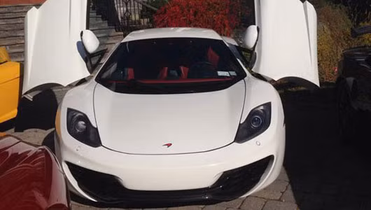 Siêu xe McLaren MP4-12C màu trắng muốt trang bị động cơ dung tích 3,8 lít có công suất hơn 590 mã lực. Đây là mẫu xe thể thao đầu tiên do McLaren tự thiết kế và sản xuất kể từ sau McLaren F1. MP4-12C tận dụng công nghệ trên xe đua F1, giá bán đề xuất 229.000 USD.