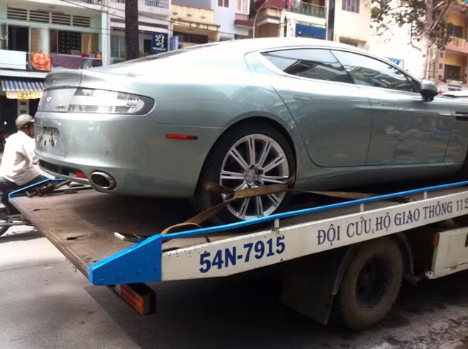Aston Martin Rapide sở hữu động cơ 48 van, V12, dung tích 6,0 lít, nạp khí tự nhiên, có thể sản sinh công suất 470 mã lực tại 6.000 vòng/phút và mô-men xoắn 443lb-ft tại 5.000 vòng/phút. Sức mạnh được truyền qua cầu sau thông qua hộp số Touchtronic 6 cấp với hệ thống kiểm soát điện tử. Hệ thống vi sai chống trượt tiêu chuẩn đảm bảo sức mạnh được truyền đi một cách chuẩn xác cho trục sau.