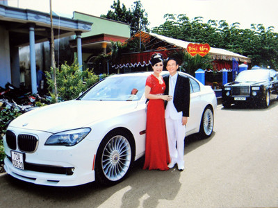 Đại gia Lê Ân, chủ khu du lịch Chí Linh (tỉnh Bà Rịa - Vũng Tàu) nổi tiếng với việc lấy tới 5 bà vợ đều trinh tiết. Người vợ hiện tại của đại gia coi trọng tiết hạnh này là cô Mai Mai, tuổi mới đôi mươi nhưng được Lê Ân vô cùng cưng chiều. Để được lòng vợ trẻ, đại gia Lê Ân không tiếc tiền xây nhà lầu, tậu xe sang, mua giường khủng, sắm sửa mọi thứ để hưởng tình già với người vợ trẻ.