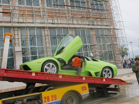 Lần khác, chiếc xe này cũng được lên báo ngoại sau khi gặp sự cố ngập nước trong một trận mưa lớn và được giải cứu bằng xe cứu hộ.