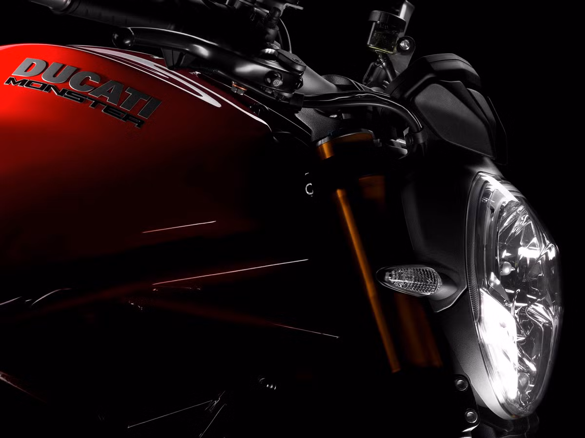 Động cơ kết hợp với bộ ly hợp trượt và hệ thống điều khiển bướm ga điện tử.