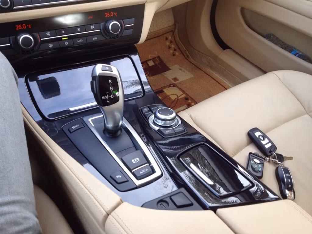 BMW 523i sử dụng hộp số tự động 8 cấp thế hệ mới, hệ thống điều khiển trung tâm iDrive cùng màn hình LCD 7inch. Cabin xe rộng rãi và có trang bị hàng loạt tiện nghi sang trọng như ghế tự động cài đặt, dàn âm thanh 12 loa cao cấp, hệ thống dẫn đường...